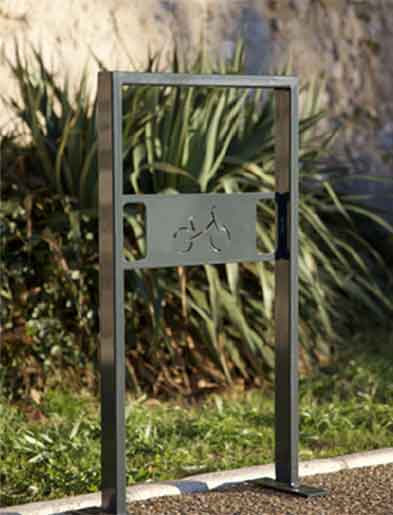 Pose d’un panneau signalétique pour un circuit œnotouristique
